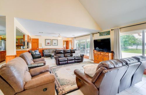 Kerens House | Sunrise Cove RC LLC Lakefront Home with 2 Casitas!