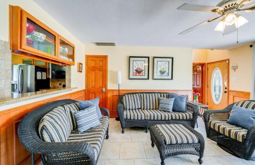Kerens House | Sunrise Cove RC LLC Lakefront Home with 2 Casitas!