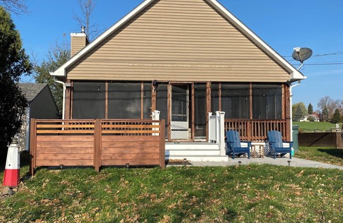 St. Albans House | Sunrise Lake House, Comfort-Hot Tub-Beach!