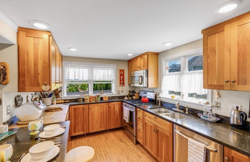 Newburyport House | Sunrise Paradise: 360degree sunset & sunrise views, roof deck, garden dining, grill, AC
