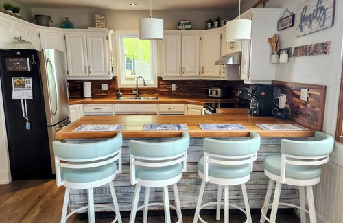 Leamington Cottage | Sunrise Retreat - Lakefront Cottage w/Hot Tub
