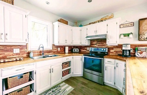 Leamington Cottage | Sunrise Retreat - Lakefront Cottage w/Hot Tub