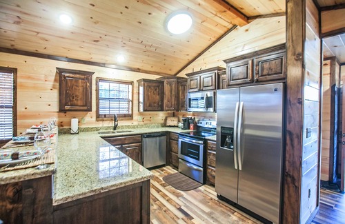 Octavia Cabin | Sunrise Sanctuary: Amazing Mountain Sunrise View,Hot Tub,Hammock,Fireplace