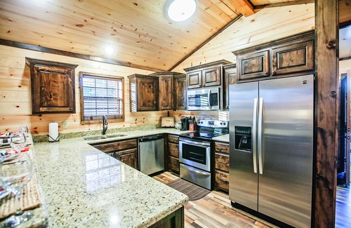 Octavia Cabin | Sunrise Sanctuary: Amazing Mountain Sunrise View,Hot Tub,Hammock,Fireplace