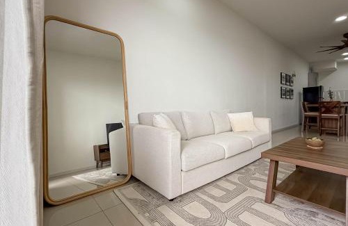Larut Apartment | Sunset Ark Condo near Lake Garden with WiFi Netflix
