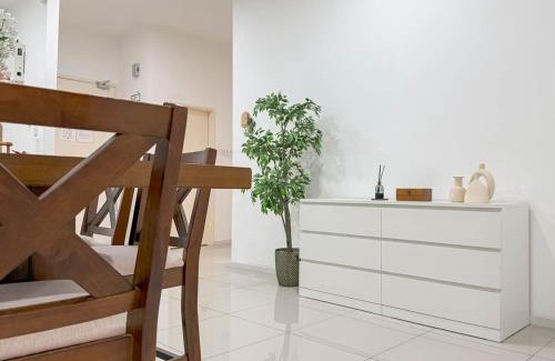 Larut Apartment | Sunset Ark Condo near Lake Garden with WiFi Netflix