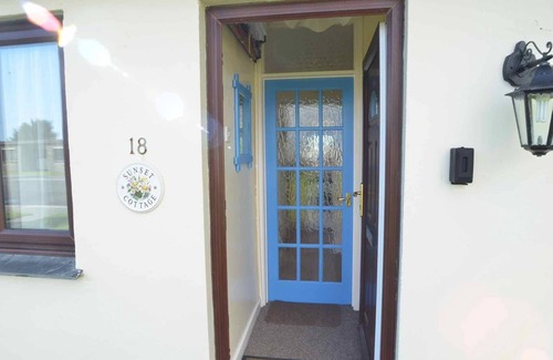 Helston House | Sunset Cottage - 2 Bedrooms & 2 Loos Lizard Base Sleeps 4