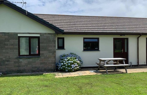 Helston House | Sunset Cottage - 2 Bedrooms & 2 Loos Lizard Base Sleeps 4