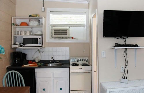 Lambton Shores Cabin | Sunset Couples Retreat! 4 Min to Beach, Cabin 3