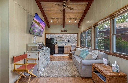 Jay House | Sunset Island - 2 bed/1.5 Ba Guest house w/Dock