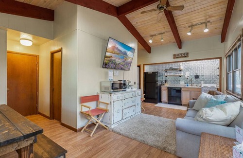 Jay House | Sunset Island - 2 bed/1.5 Ba Guest house w/Dock