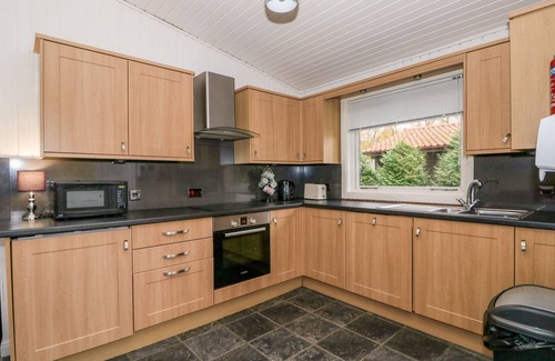 Tattershall Cottage | SUNSET LODGE, pet friendly, with hot tub in Tattershall