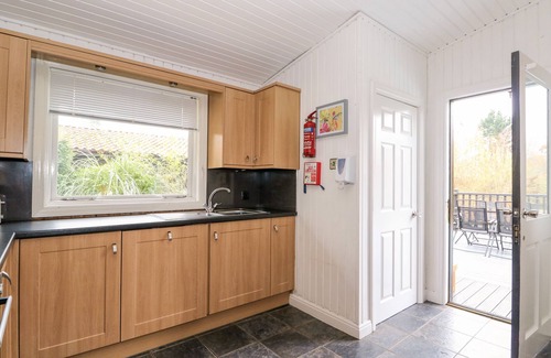 Tattershall Cottage | SUNSET LODGE, pet friendly, with hot tub in Tattershall