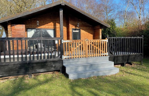 Tattershall Cottage | SUNSET LODGE, pet friendly, with hot tub in Tattershall
