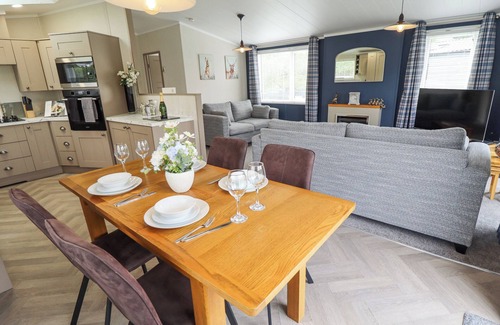 Woodhall Spa Cottage | SUNSET LODGE, pet friendly, with hot tub in Woodhall Spa
