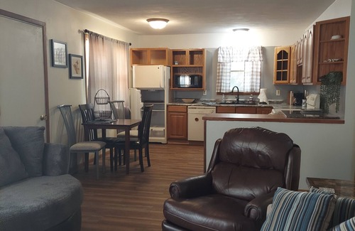 Albany Apartment | Sunset retreat. Charming 2-bedroom apartment with shared.pool n hot tub.