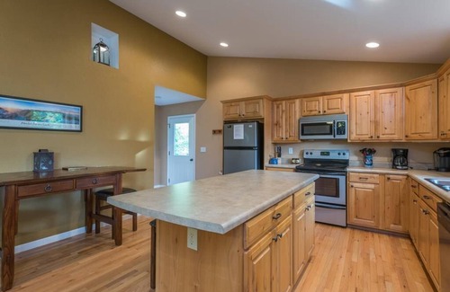 Burnsville Cabin | Sunset Ridge! Hot tub+Fire Pit+Grill, WiFi, Mtn Views, Easy Access, Nearby Town!