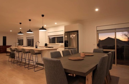 Mansfield House | Sunset's on Somerset | Stroll to town through the park