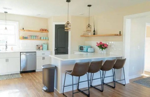 Kings Grant House | Sunset Villa by PoshStMgmt ~ 3 Miles to UNCW ~ Close to Beach & Downtown