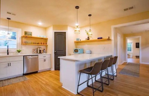 Kings Grant House | Sunset Villa by PoshStMgmt ~ 3 Miles to UNCW ~ Close to Beach & Downtown