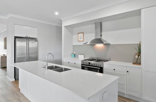 Yarrawonga House | Sunsets by the Lake in Silverwoods Estate