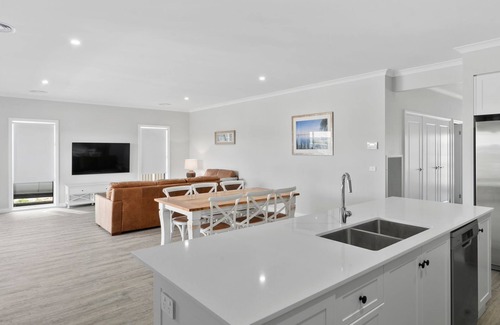 Yarrawonga House | Sunsets by the Lake in Silverwoods Estate