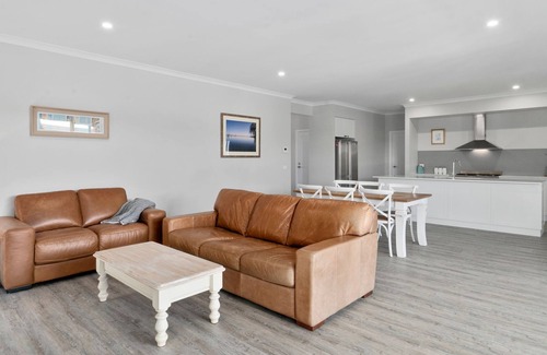 Yarrawonga House | Sunsets by the Lake in Silverwoods Estate