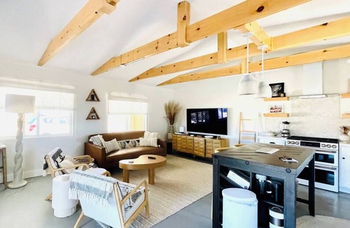 Wonder Valley House | Sunsets + Hot Tub + Starlink, 15 mins to Park
