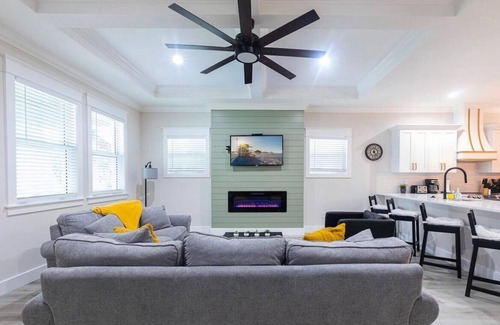 Seminole Heights House | Sunshine Bungalow in Tampa Florida - Vacation Rental