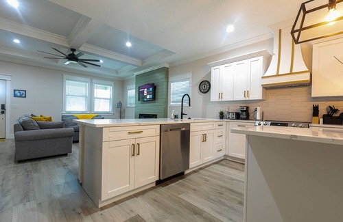 Seminole Heights House | Sunshine Bungalow in Tampa Florida - Vacation Rental