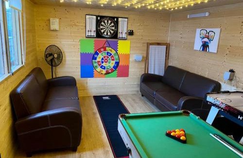 Tideswell House | Sunshine Cottage Tideswell, Games room included.