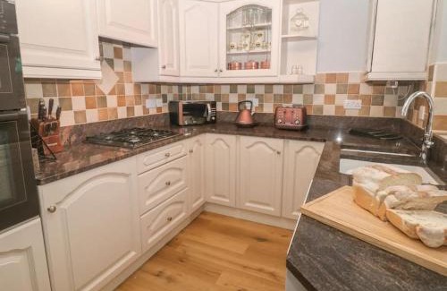 Tideswell House | Sunshine Cottage Tideswell, Games room included.