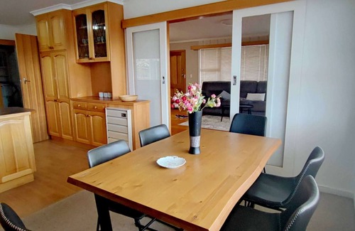 Lenah Valley Villa | Sunshine Holiday Villa
