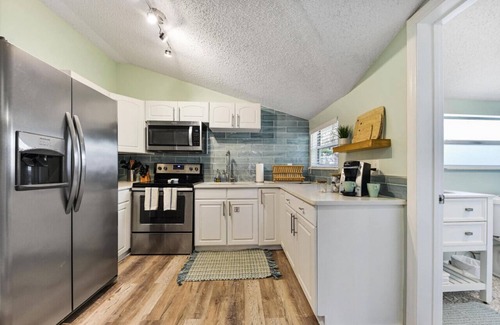Jacksonville Beach House | Sunshine House 2|1 Blk to Beach| Close to Mayo