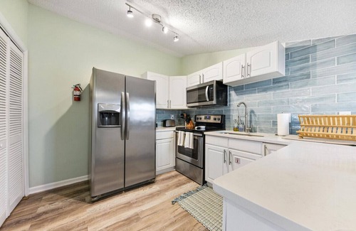 Jacksonville Beach House | Sunshine House 2|1 Blk to Beach| Close to Mayo