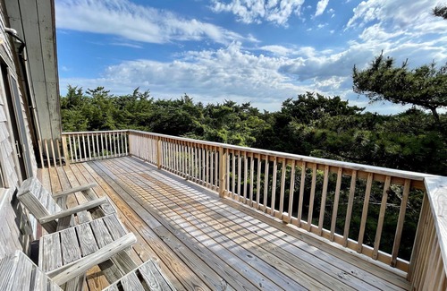 Ocracoke House | Sunspace: Quiet location, screened porch, deck, treetop sunsets
