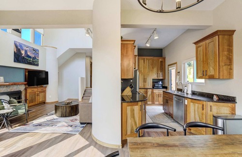 Skyway House | Sunstone Mesa! Luxe Broadmoor Getaway w Hot Tub