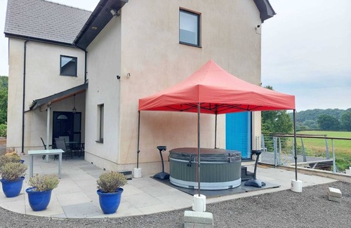 Newcastle Emlyn House | Suo Gân. Wales Luxury Modern Riverside Holiday Home.