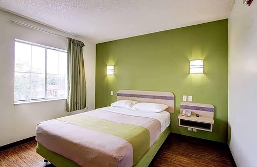Aurora Hotel | Super 8 by Wyndham Aurora East
