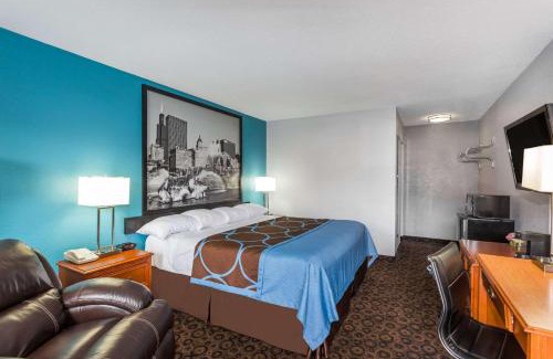 Belleville Hotel | Super 8 by Wyndham Belleville St. Louis Area