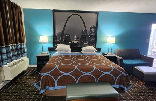 Belleville Hotel | Super 8 by Wyndham Belleville St. Louis Area