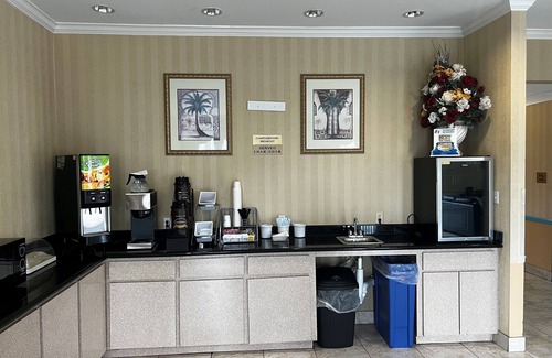 Brookshire Hotel | Super 8 by Wyndham Brookshire TX