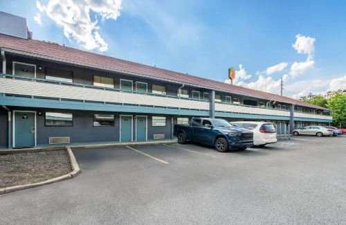 Springdale Hotel | Super 8 by Wyndham Cincinnati-Springdale OH