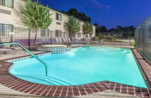 Cleveland Hotel | Super 8 by Wyndham Cleveland TX