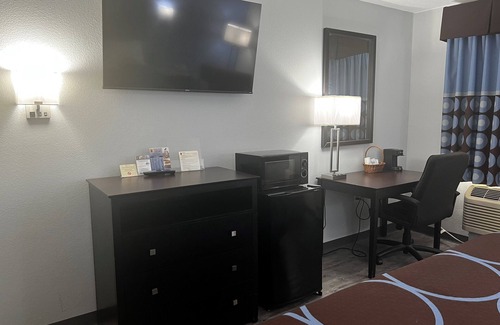 Cleveland Hotel | Super 8 by Wyndham Cleveland TX