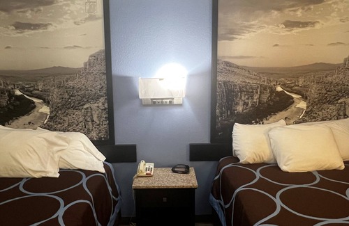 Cleveland Hotel | Super 8 by Wyndham Cleveland TX