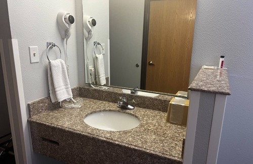 Cleveland Hotel | Super 8 by Wyndham Cleveland TX