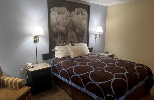 Cleveland Hotel | Super 8 by Wyndham Cleveland TX