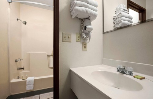 Concordia Hotel | Super 8 by Wyndham Concordia