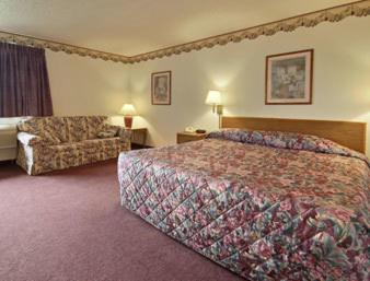 Coshocton Hotel | Super 8 by Wyndham Coshocton Roscoe Village